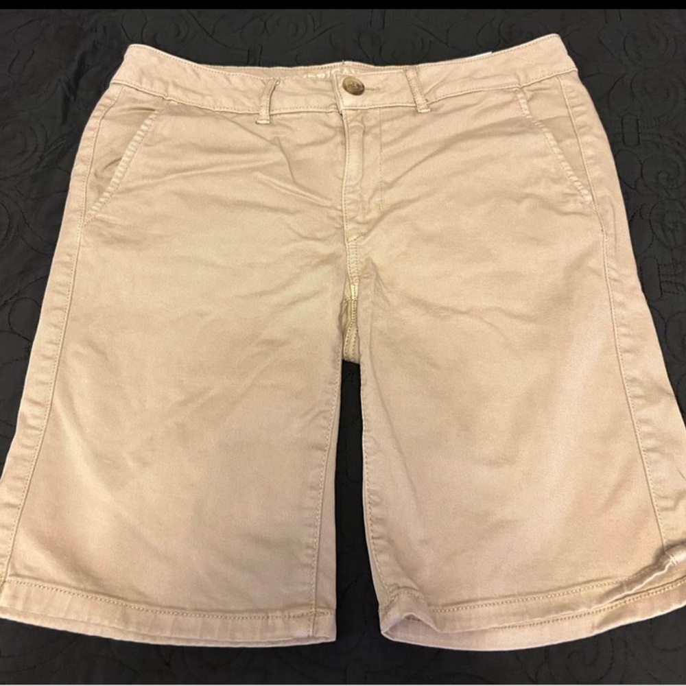A&E Women’s Khaki shorts 🦅